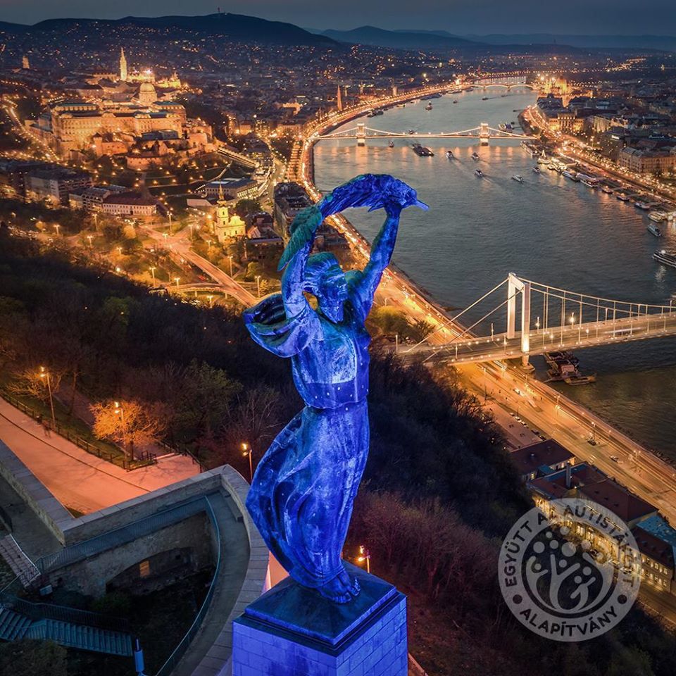 Autizmus világnapja április 2.: Viselj kéket és csodáld meg a kékkel kivilágított épületeket élőben vagy online!