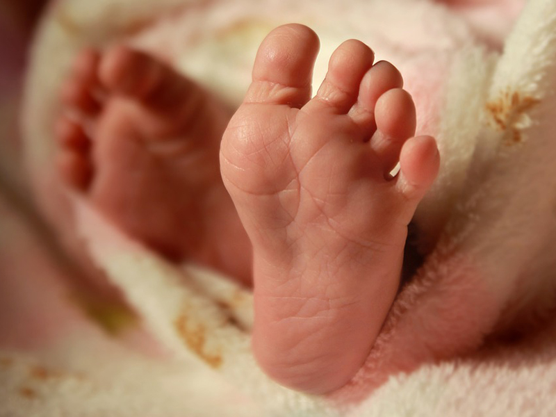 Nem bírta ki a kórházig! Mentőkocsiban született meg a kisfiú ma hajnalban Ócsán