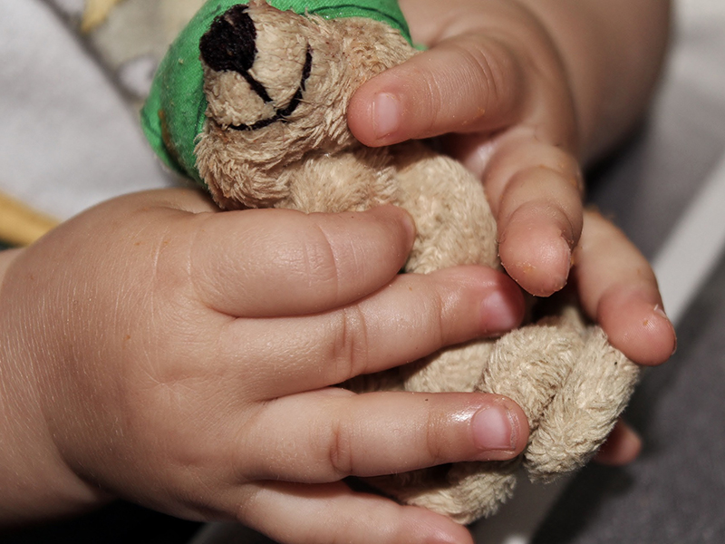 Idegesítette a másfél éves kisfiú sírása, ezért úgy megverte, hogy eltörtek a csontjai - A nevelőapa hónapokig bántalmazta a gyereket