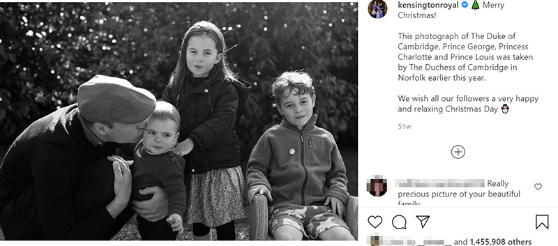 Klasszikus karácsonyi fotóra állt össze a hercegi család! - Nézd, mennyit nőtt György, Sarolta és a kis Lajos