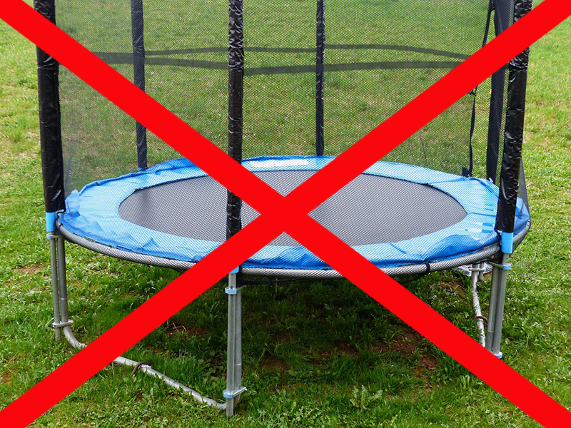 Ezért olyan veszélyes és káros az otthoni trambulin - Brutális gyerekbalesetekről számolt be a gyereksebész