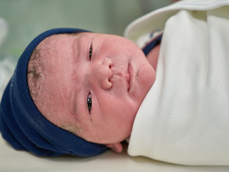 El sem tudtak indulni a kórházba! Az apuka és a nagymama segítette világra a kislányt, mielőtt még a mentők odaértek