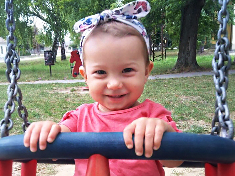 Eltűnt a fotón látható 3 éves kislány! - A győri rendőrség a lakosság segítségét kéri