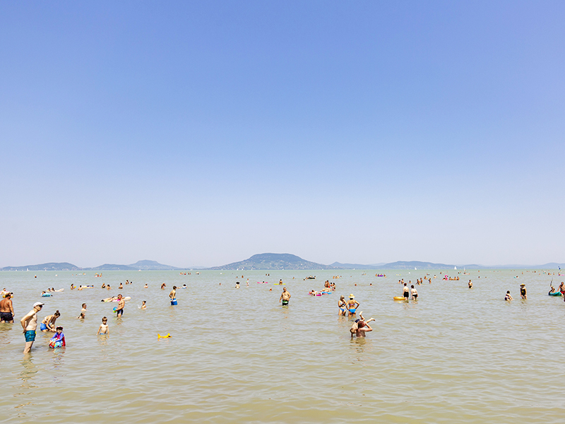 Kettős tragédia: Egy tizenéves testvérpár fulladt a Balatonba vasárnap délután Fonyód-Alsóbélatelepnél