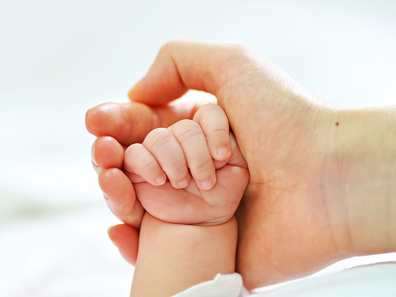 Különleges szüléstörténet: Burokban született kislányt segítettek világra az érdi mentők