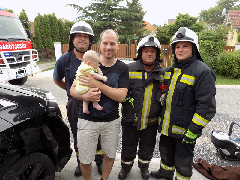 Rázáródott a kisfiúra az autó ajtaja, a tűzoltóknak kellett kimenteni - Több hasonló eset is történt a napokban