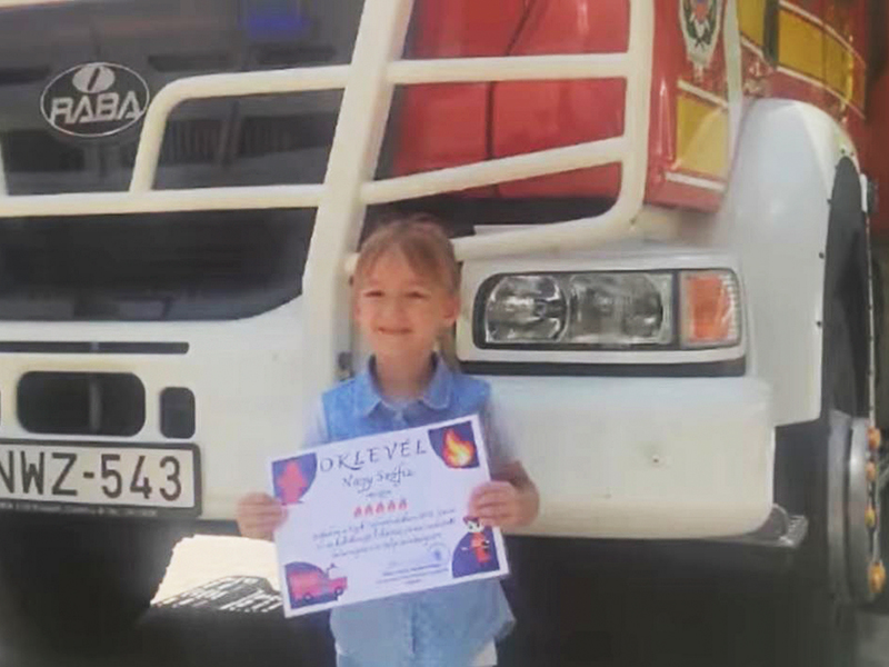 Ötéves kislány mentett életet - A kis Szofi a játszótérről vette észre, hogy ég egy lakás Siófokon