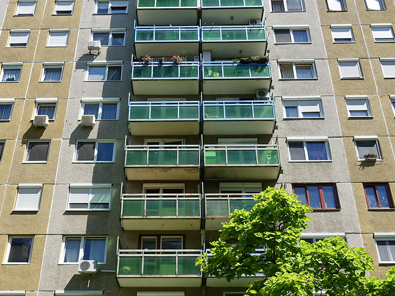Harmadik emeleti lakásuk erkélykorlátján lógott a kislány, nem tudott visszamászni - Az anyja egyedül hagyta otthon