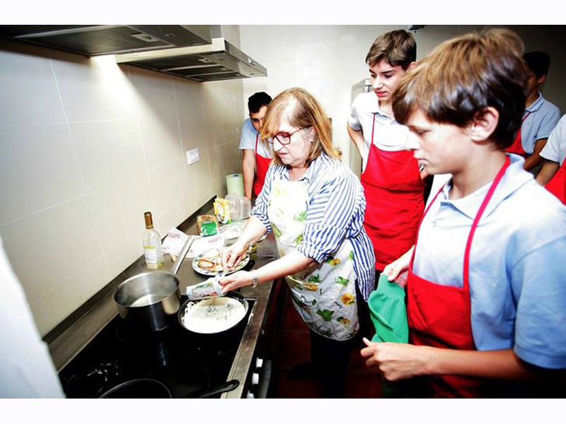 Ebben az iskolában főzni, mosni és vasalni is megtanítják a diákokat - Így készítik fel őket az önálló életre