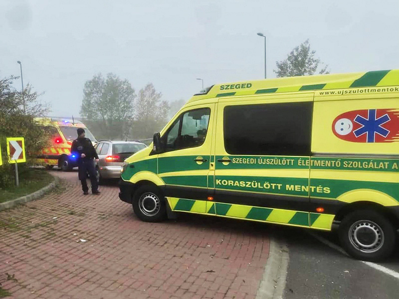 Különleges szüléstörténet: Kórházba indultak, de a körforgalomnál tovább nem jutottak - Így született meg a kis Áron