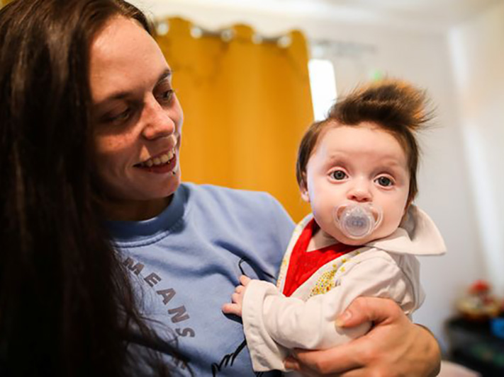 Fotók: Olyan sűrű, sötét hajjal született a kislány, hogy mindenki Elvishez hasonlítja