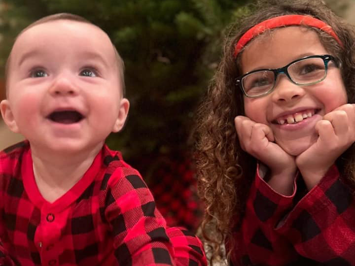 Babamentő inkubátorban talált csecsemőt fogadott örökbe egy rendőr és felesége - Egy napos volt, amikor megtalálták