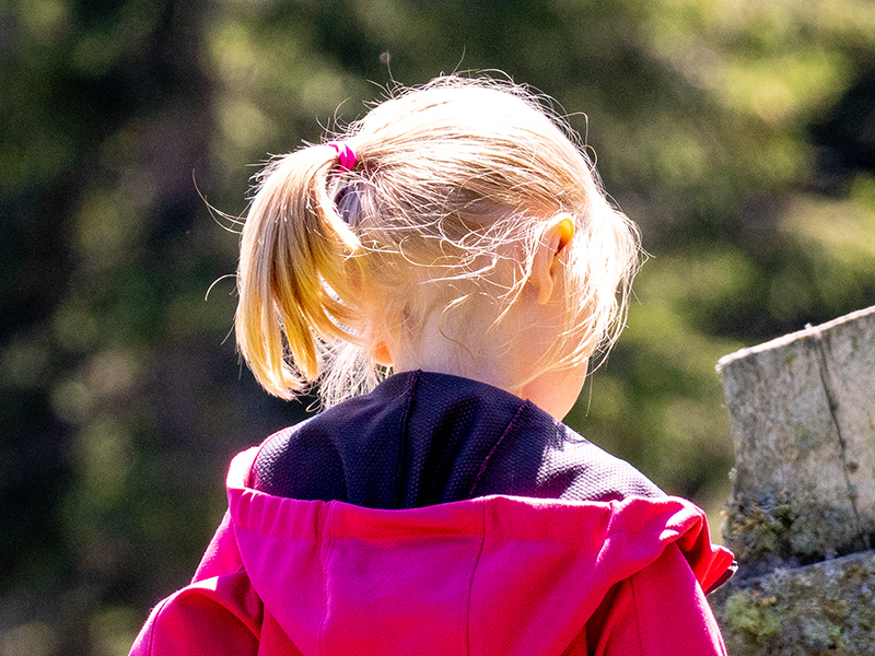 Egyedül kóborolt egy 5 éves kislány a balatonalmádi főút mellett - Az anyukája után indult a kórházba