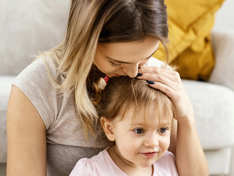 Emelt családi pótlék, gyorsabb tartásdíj-behajtás, egyszülős nyaralás: Így segíti a kormány az egyedülálló szülőket