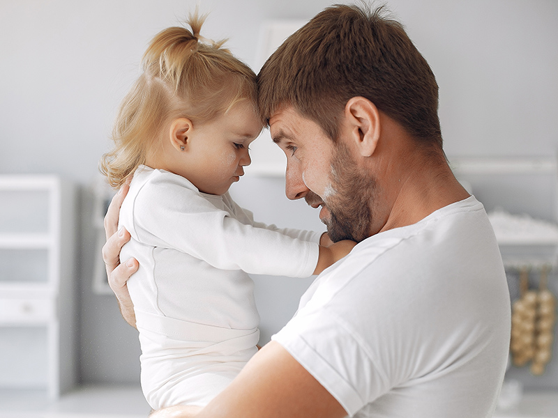 Emelt családi pótlék, gyorsabb tartásdíj-behajtás, egyszülős nyaralás: Így segíti a kormány az egyedülálló szülőket