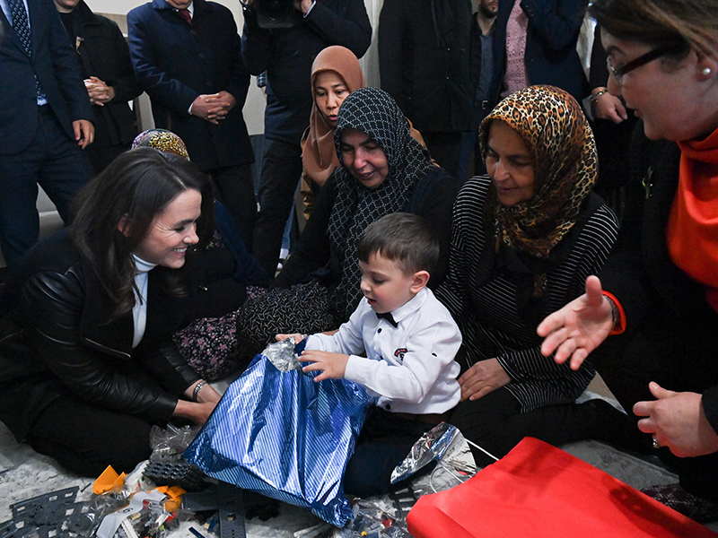Novák Katalin meglátogatta azt a 5 éves török kisfiút, akit öt nap után húztak ki a földrengés romjai alól a magyar csapatok