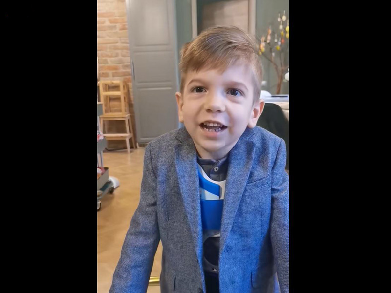 Nézd, milyen ügyes a kis Zente! - Húsvét alkalmából locsolóverssel köszöntött minden hölgyet az SMA-s kisfiú